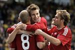 comeback? Nicklas Bendtner (midt) lykønsker Thomas Kahlenberg (tv) med den afgørende scoring til 1-0 mod Sverige i en tidligere kvalifikationskamp. 