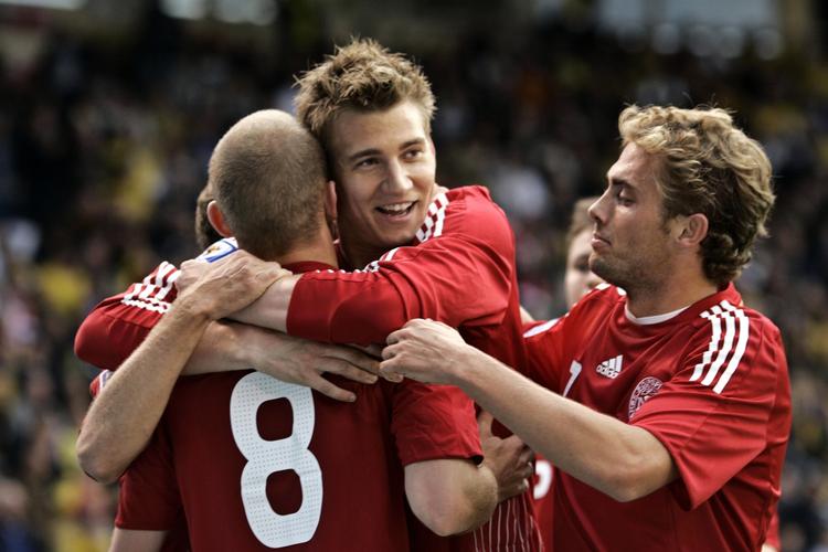comeback? Nicklas Bendtner (midt) lykønsker Thomas Kahlenberg (tv) med den afgørende scoring til 1-0 mod Sverige i en tidligere kvalifikationskamp. 