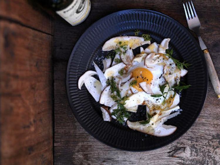 På den rå måde. Karljohan er, ligesom champignon, den eneste svamp, man kan spise rå - ellers kan man godt få ondt i maven. 