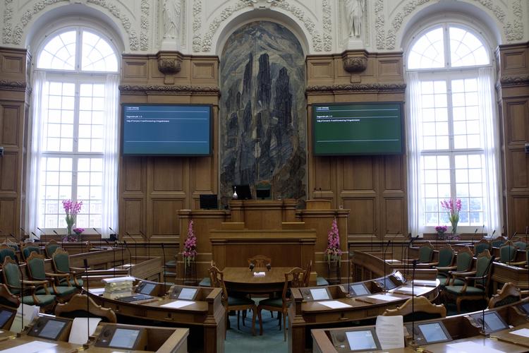 folketinget. Folketingsårets første møde begyndte præcis kl. 12 - anført af det medlem, som har siddet længst tid i Folketinget, Bertel Haarder (V), som har været medlem af Folketinget i over 33 år. 