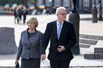 Afgørende. Dansk Folkepartis statsrevisor, Henrik Thorup - her sammen med hustruen Pia Kjærsgaard - sikrede Dongundersøgelsen. 