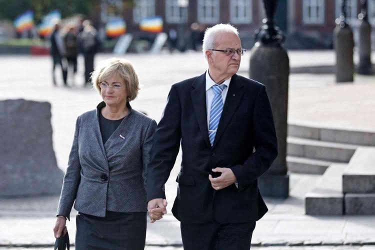 Afgørende. Dansk Folkepartis statsrevisor, Henrik Thorup - her sammen med hustruen Pia Kjærsgaard - sikrede Dongundersøgelsen. 