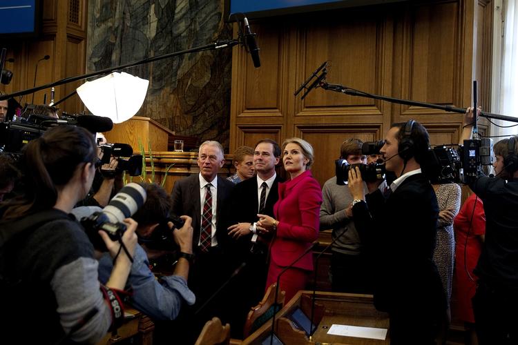 Love. Folketinget er tilbage i arbejdstøjet og skal tage stilling til over hundrede forslag. 