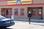Overvældende. Bryan Cranston, der spiller Walter White, forlader 'Los Pollos Hermanos', en lokation i den populære tv-serie 'Breaking Bad'. Mange lokale forretningsdrivende i Albuquerque har tjent godt på seriens popularitet. 