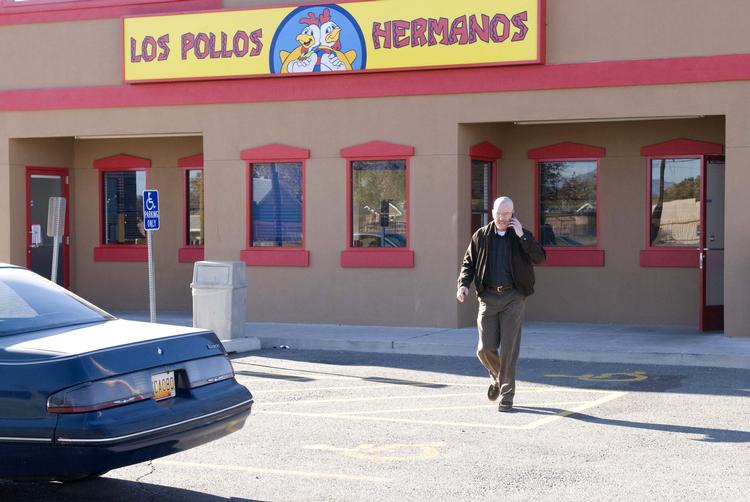 Overvældende. Bryan Cranston, der spiller Walter White, forlader 'Los Pollos Hermanos', en lokation i den populære tv-serie 'Breaking Bad'. Mange lokale forretningsdrivende i Albuquerque har tjent godt på seriens popularitet. 