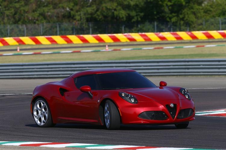 Veloplagt. Alfa 4 C i sit rette element - for fuld skrue på en racerbane. Bilen er helt ny, men man må regne med et års leveringstid. 