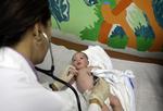 Uforsikret: Dr. Kenia Martines undersøgte i sidste uge den nyfødte baby Kaden Thomas McGee på en klinik i Cutler Bay i Florida. Moderen  havde ikke en sundhedsforsikring på det tidpunkt, men det åbner Obamas sundhedsreform nu op for at hun kan få. 