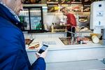 MODERNE. Ved for eksempel en pølsevogn, hvor der som oftest kun kan betales med kontanter, kan man bruge Mobilepay. 
