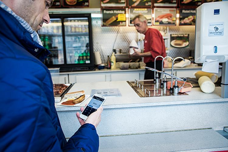 MODERNE. Ved for eksempel en pølsevogn, hvor der som oftest kun kan betales med kontanter, kan man bruge Mobilepay. 