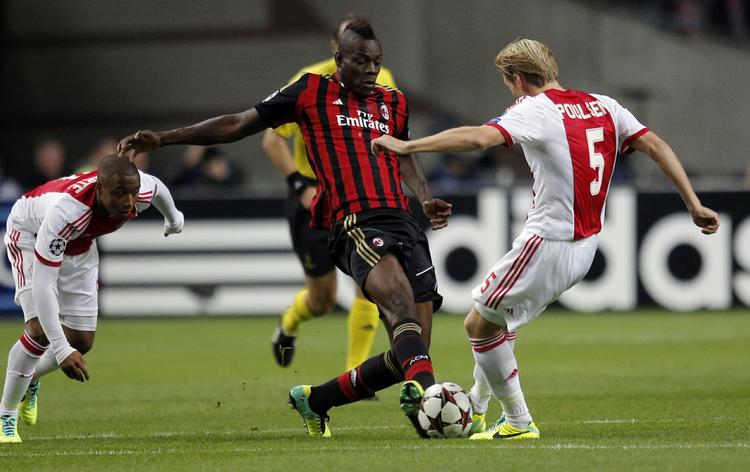 Duel Mario Balotelli og Christian Poulsen. 