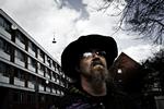 Provokatør. Kontanthjælpsmodtageren Robert Nielsen er kendt for at være doven. Nu vil han være politiker. 
