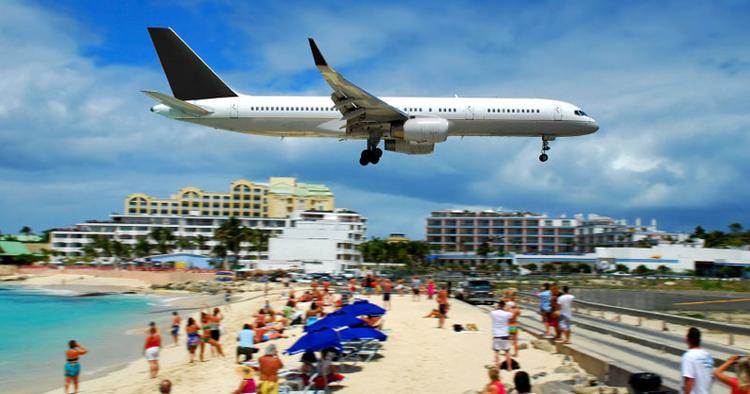 Overflyvning. Landingsbanen på den caribiske tropeø St. Maarten er verdensberømt for lige netop dette vilde syn. 