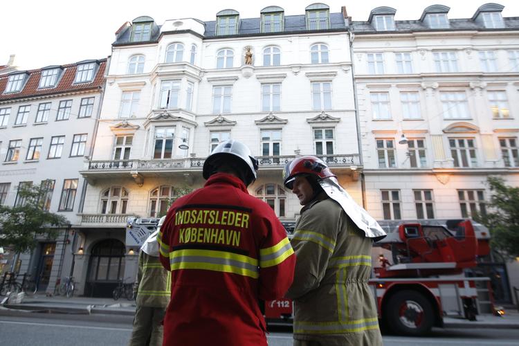 UDRYKNING. Brandfolk mødte talstærkt op, da der blev slået alarm fra hotellet på Vester Voldgade. 
