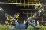 drop. Dortmunds Marco Reus scorer på frispark, hvor Marseille-målmand Steve Mandanda må påtage sig en del af skylden for målet. 