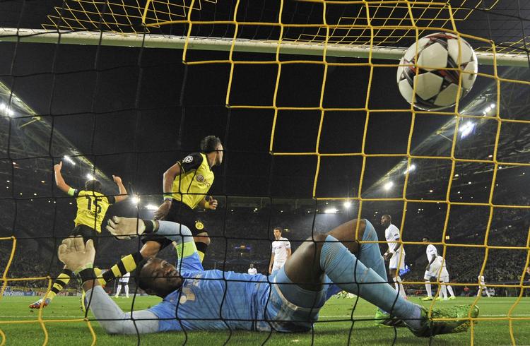 drop. Dortmunds Marco Reus scorer på frispark, hvor Marseille-målmand Steve Mandanda må påtage sig en del af skylden for målet. 