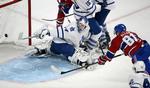 åbningskamp. Lars Eller (th) scorer i det rent canadiske opgør mellem Montreal Canadiens og Toronto Maple Leafs. 