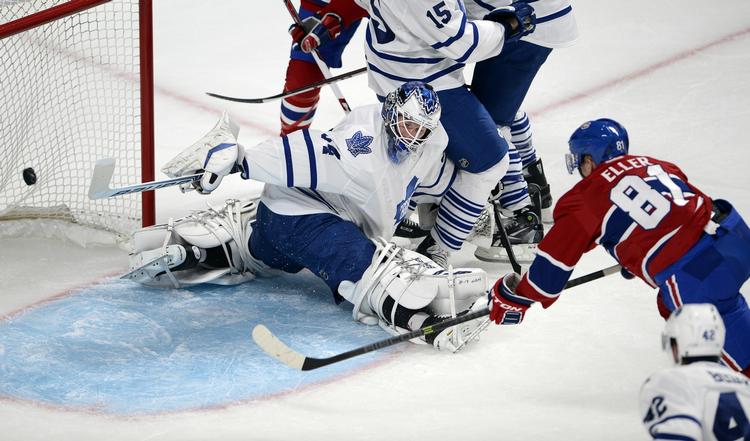 åbningskamp. Lars Eller (th) scorer i det rent canadiske opgør mellem Montreal Canadiens og Toronto Maple Leafs. 