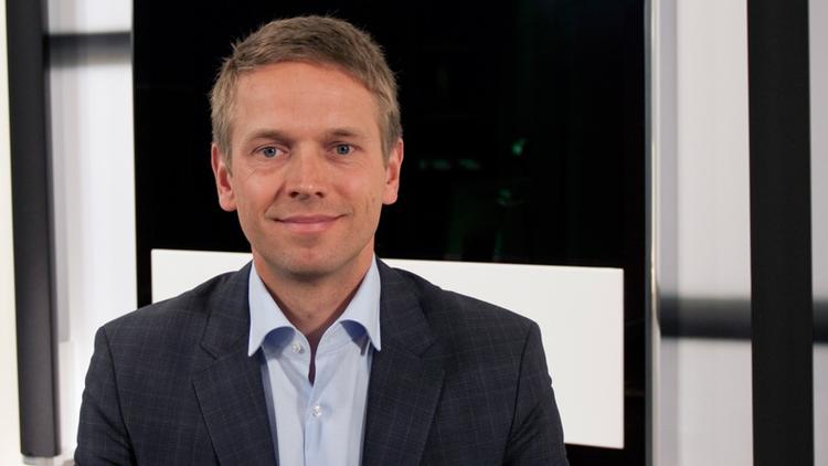 nedtur. Tue Mantoni leverer et nyt skuffende regnskab for B&amp;O med faldende omsætning. 