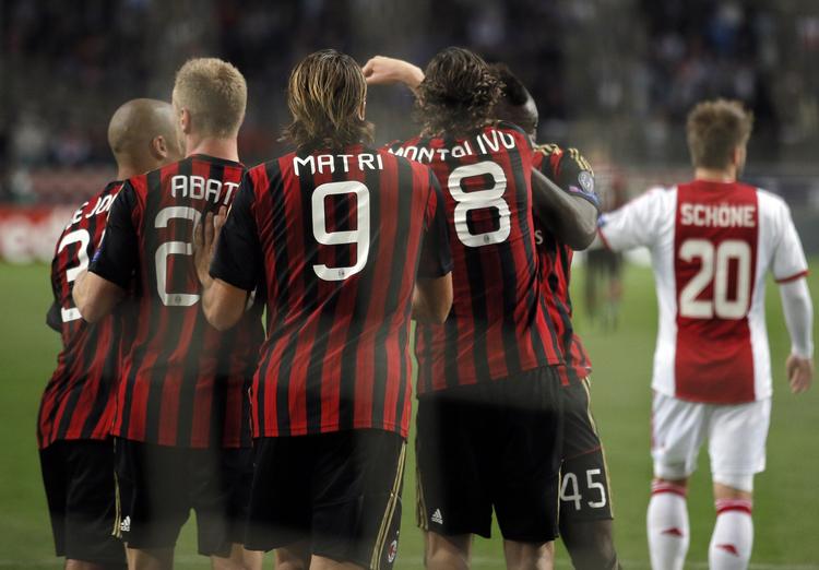 snyd? Milans Mario Balotelli har scoret dybt inde i overtiden mod Ajax, mens Lasse Schöne (th) slukøret må affinde sig med et point. 