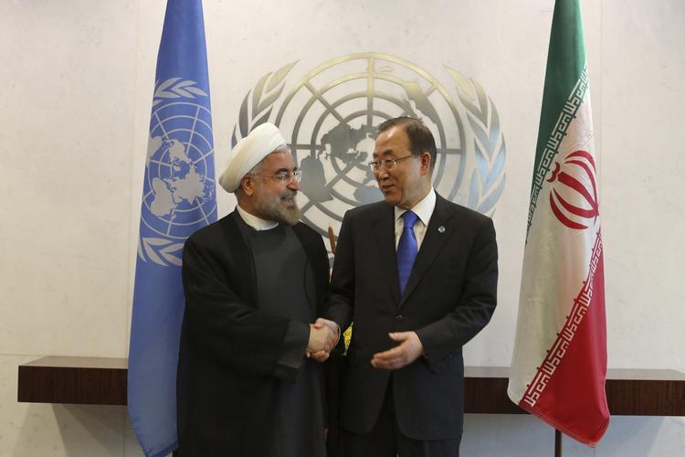 Charmeoffensiv. Irans parlament bakker op om præsidenten Hassan Rouhanis diplomatiske åbning mod Vesten. Her mødes han med FN-generalsekretær Ban Ki-moon i sidste måned. 
