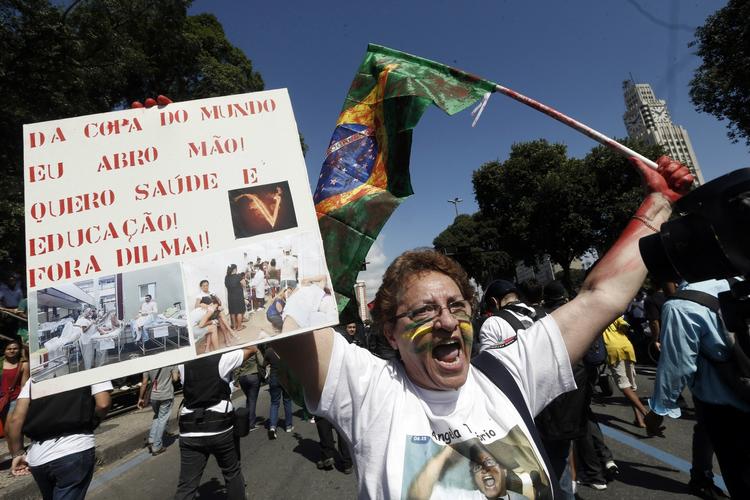 modvilje. Demonstranter i Brasiliens største by, Rio de Janeiro, protesterer mod den omfattende korruption i landet, mens der bruges store summer på at afholde VM i fodbold næste år. 