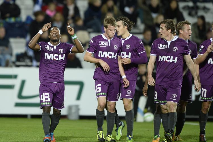 førerhold. FCM fører superligaen suverænt, og økonomisk er klubben også på vej opad. Efter flere år med store underskud leverede klubben i går et regnskab med et underskud på 2,5 millioner kroner. 