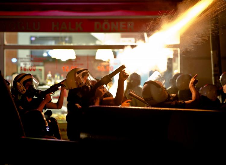 Tyrkisk politi skyder tåregas efter demonstranter ved Gezi-parken i Istanbul, lørdag 15. juni 2013. Foto: Vadim Ghirda. 