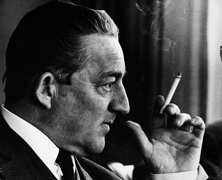 Dobbelt. Buster Larsen var folkeeje, men hans arbejdsiver havde konsekvenser for familien. 
