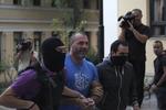 Grækenland. Parlamentsmedlem Nikos Michos fra Gyldent Daggry bliver eksorteret til Retten i Athen den. 28. september. 