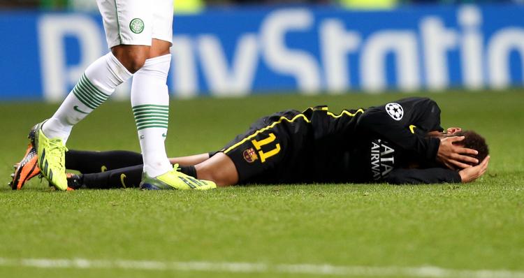 Krukke? Neymar blev ramt på armen, men tog sig også til hovedet. 