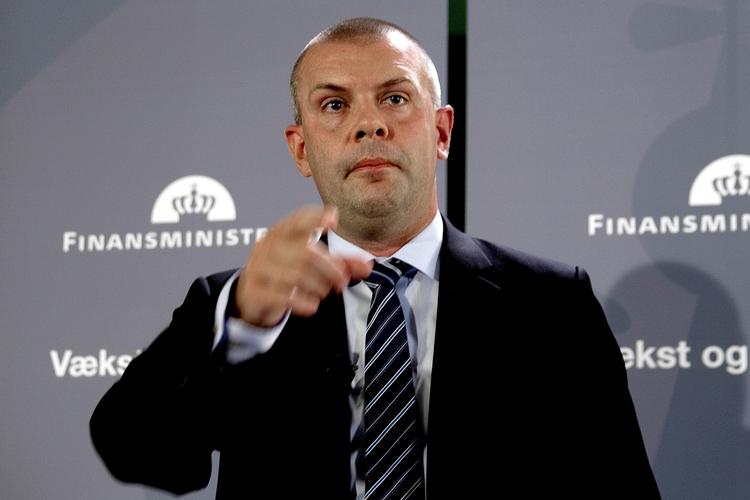 Ordvalg. Finansminister Bjarne Corydon (S) mener stadig, at Carsten Hansen (S) er enig i den politik, der bliver ført, selvom finansministeren i dag får kritik fra partifællen for at sige, at han mener, at konkurrencestaten er den nye velfærdsstat. 