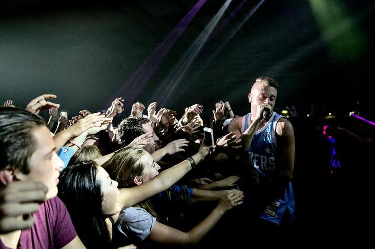 Hit.  Macklemore havde godt fat i sit publikum - og omvendt - da han gæstede København for anden gang. På et år er han rykket fra Lille Vega til Tap1. 