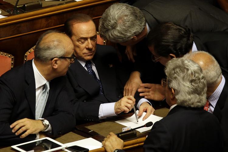 Mistillid. Silvio Berlusconi og hans parti FDL vil støtte Enrico Lettas koalitionsregering ved dagens tillidsafstemning i den italienske regering. Her lytter den tidligere premiserminister til ministre fra sit parti, FDL, under den italienske premierminister Enrico Lettas tale i senatet i Rom. 