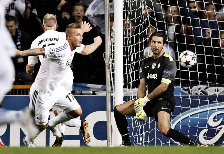 MÅÅÅÅL. FCK's Nicolai Jørgensen scorer mod Juventus i Parken. Sandsynligheden for, at det også sker på Bernabéu i Madrid i aften, er forsvindende lille. 