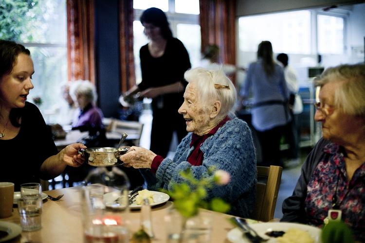 Overset. De ældre får sjældent besøg på plejehjemmene. Man går glip af en masse, skriver Jette Kynde. 