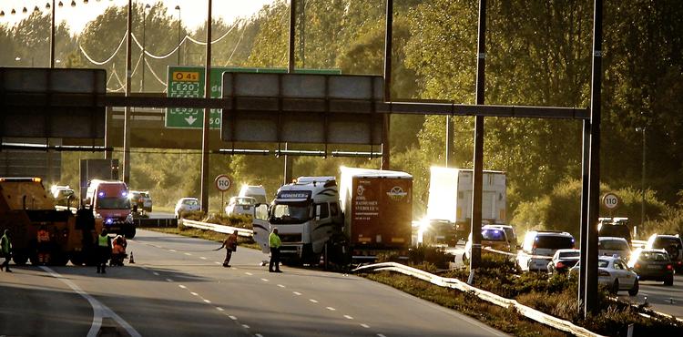 Uheld. To uheld på Holbækmotorvejen har holdt den lukket siden kl. 16.30. Politiet forsøger nu at åbne få baner i vestgående retning. 