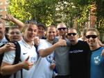 FEST. Spillerne skal gøre lige som os: Holde en fast, mener en flok FCK-fans i Madrid. 