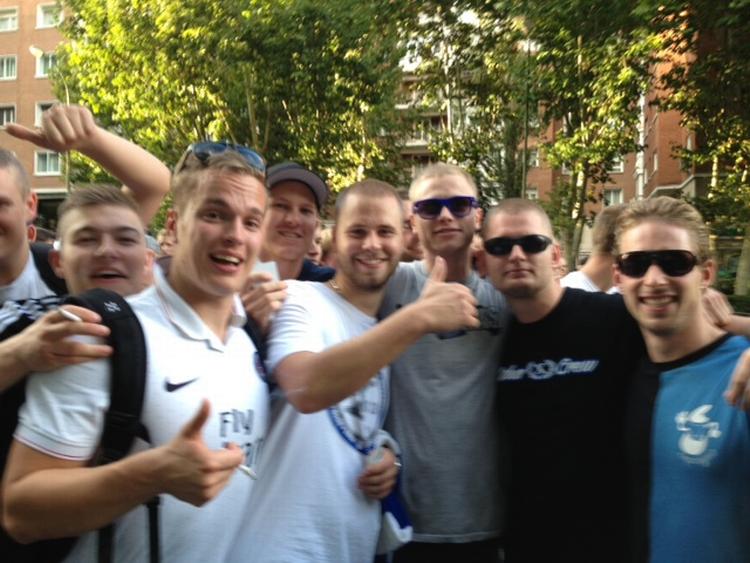 FEST. Spillerne skal gøre lige som os: Holde en fast, mener en flok FCK-fans i Madrid. 
