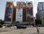 Storladent. De tre hovedrolleindehavere i GTA V, Franklin, Trevor og Michael afbilledet på siden af Figueroa Hotel i Los Angeles, hvor størstedelen af spillet foregår. 