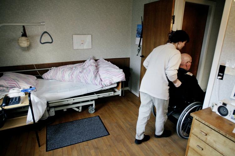 Svingdørspatienter. En ny undersøgelse fra Sundhedsministeriet viser, at besparelserne på kommunal hjemmepleje tvinger ældre på hospitalet oftere. 