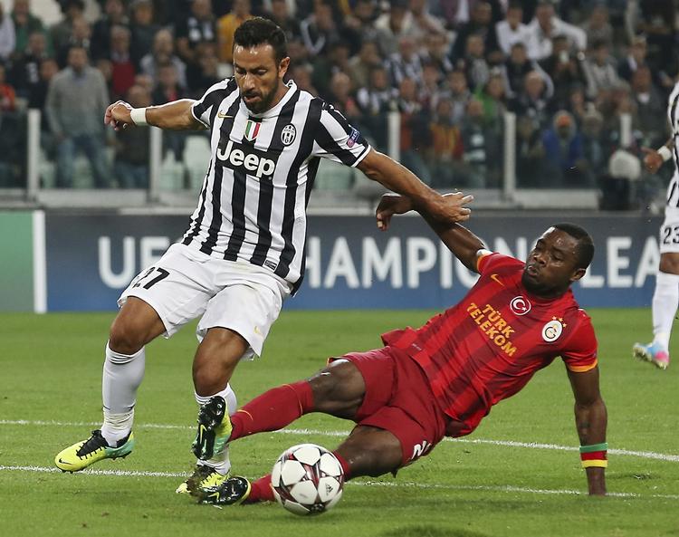 Uafgjort. Det ene af Juventus' mål blev scoret af Fabio Quagliarella, der her har Aurelien Chedjou i haserne. 