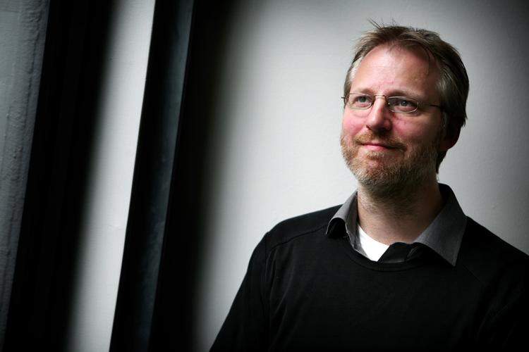 Støjsignal. Ifølge forfatter Rune Engelbreth Larsen har dagpengereformen kun bidraget til en øget desperation blandt ledige samt et nyt, arrogant syn på deres adfærd. 