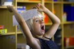 færre. Der bliver færre til at undervise hende her og de andre danske skoleelever, hvis Venstre kommer til magten. Det mener økonomerne i Arbejderbevægelsens Erhvervsråd, som giver et bud på de konkrete konsekvenser af nulvækst i det offentlige. 