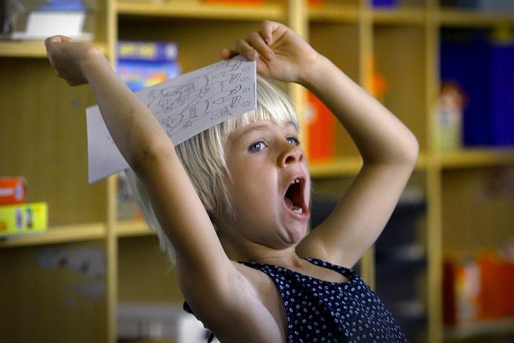 færre. Der bliver færre til at undervise hende her og de andre danske skoleelever, hvis Venstre kommer til magten. Det mener økonomerne i Arbejderbevægelsens Erhvervsråd, som giver et bud på de konkrete konsekvenser af nulvækst i det offentlige. 