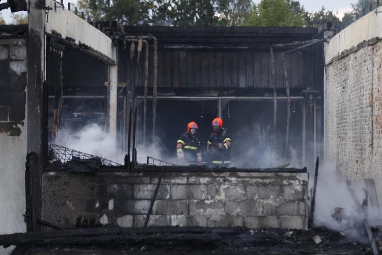ILD. Efter en lang nats kamp med flammerne er der nu 'kun' oprydning- og efterslukningsarbejde tilbage for Vestegnens Brandvæsen. 