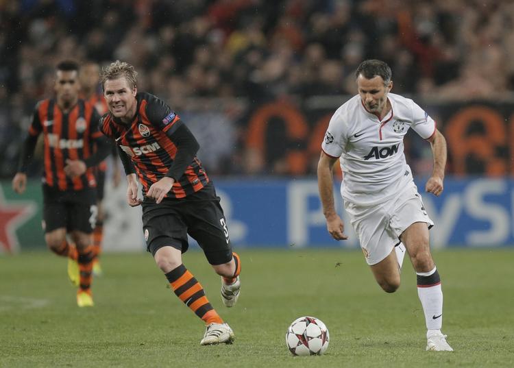 145. Han kan stadig være med på højeste plan, 39-årige Ryan Giggs (th), som bliver ved med at sætte rekorder. 