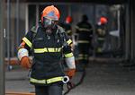 BESVÆRLIGT. Vegnens Brandvæsen »booster« redningsarbejdet i forbindelse med en brand i Rødovre Stationscenter efter fund af asbest. 