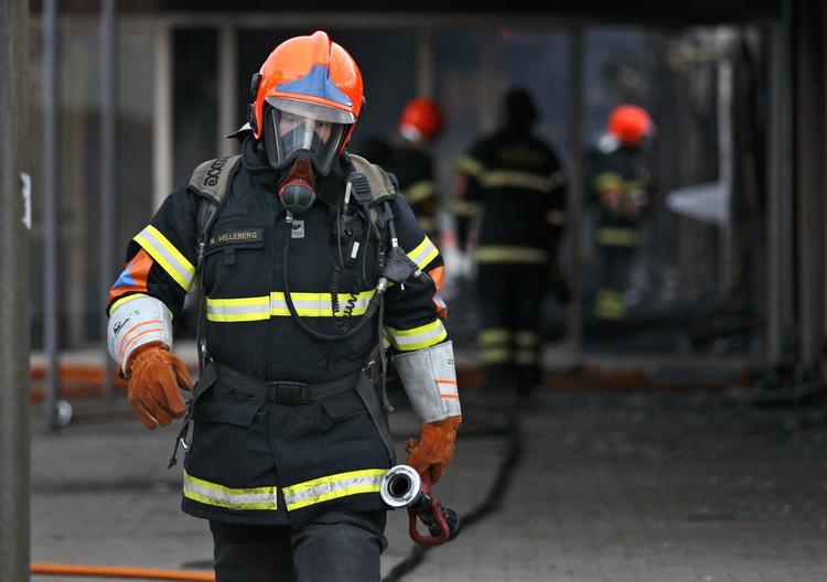 BESVÆRLIGT. Vegnens Brandvæsen »booster« redningsarbejdet i forbindelse med en brand i Rødovre Stationscenter efter fund af asbest. 