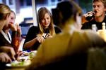 Lånere. Unge under 30 år har en samlet gæld på over 30 milliarder. En tredjedel er forbrugslån, og KFUM vil nu hjælpe de unge med at se fornuften i ikke at låne for meget, men for eksempel spare op og drosle ned på det daglige forbrug. 