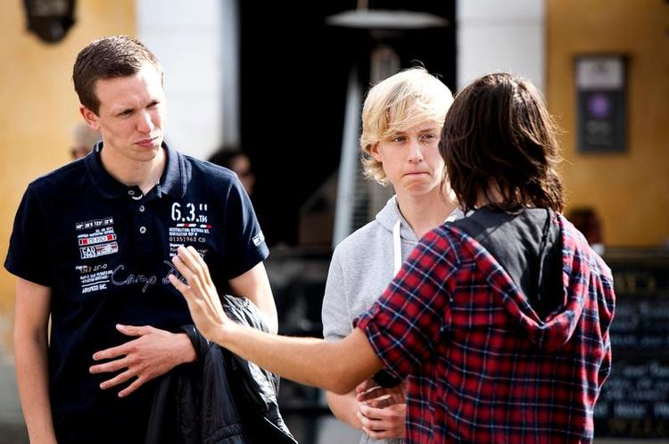 Udfordring. Først skal Matti Aagaard Lumby i midten spørge 100 mennesker om vej i Malmøs gader. Men det er langt fra det værste for den unge mand, der har stammet det meste af sit liv; Det er den offentlige tale fra sodavandskassen. 